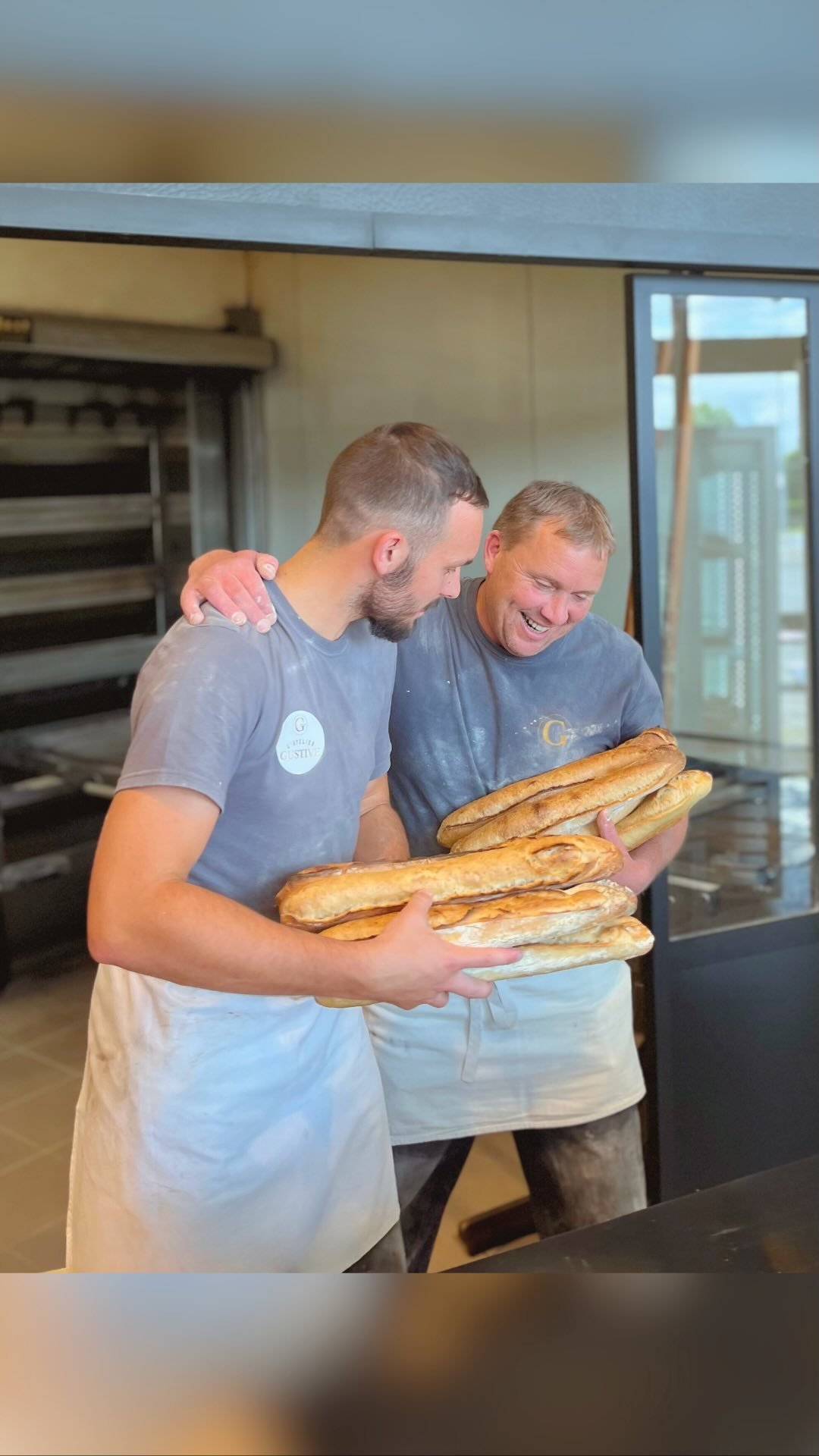 Artisans en boulangerie avec baguettes fraîches